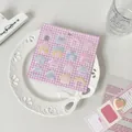 Primo piano di graziosi adesivi a forma di casa per diari fai-da-te con sfondo rosa - Rosa