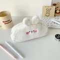 Dettaglio dell'astuccio in peluche a forma di coniglio bianco con ricamo e orecchie 3D - Coniglio Bianco