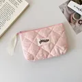 Detalle de bolsa acolchada rosa con flores, logotipo de lona y cinta de cremallera - Floral rosa / Rosa