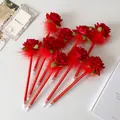 Detalle de bolígrafos de rosa roja con flores de seda y plumas en forma de abanico decorativo - Rojo
