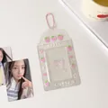 Dettaglio porta carte trasparente glitterato con fragola 3D e catenella rosa per idol - Fragola Rosa