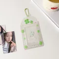 Dettaglio del porta fotocard in acrilico glitterato trasparente con motivi a trifoglio - Quadrifoglio Verde