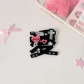 Detalle de un broche de acrílico negro en forma de corazón kanji con toques rosa Hisocute - Negro - Amor