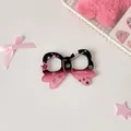 Detalle del llavero de lazo acrílico en degradado rosa y negro con patrones de estrellas - Colgante de Lazo Degradado / Lazo