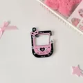 Dettaglio del portachiavi in acrilico rosa a forma di console con gancio metallico - Telefono(KA34)
