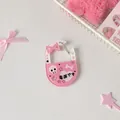 Dettaglio di un moschettone in acrilico rosa a forma di cuore con teschio per borse - Capsula-Bianco(KA34)