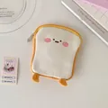 Nahaufnahme der flauschigen Toast-Geldbörse mit Stickerei und weicher Textur - Mittel / Orange