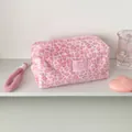 Detail der flauschigen Make-up Tasche mit pinkem Leopardenmuster und weichem Tragegriff - Rosa