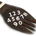 Makroaufnahme von weißen Muschelzahlen null bis neun für DIY-Schmuck und Halsketten - Zahl 0-9 Set