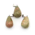Pendentifs Unakite polis en forme de goutte avec bélières argentées sur fond blanc - Unakite