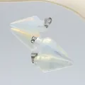 Colgante de opale con forma de flecha y enganche plateado en fondo reflectante - Ópalo
