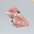 Colgante de flecha de cuarzo rosa pulido con enganche plateado y efecto de reflejo - Cuarzo Sandía