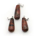 Pendenti a goccia in pietra naturale rossa e nera con fermagli in metallo argento su bianco - A forma di goccia / Pietra di Cigno