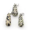Tre ciondoli a goccia in diaspro dalmata con ganci in metallo argentato su sfondo bianco - A forma di goccia / Pietra Dalmata