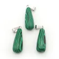 Tre ciondoli a goccia in malachite verde con chiusure in metallo argentato lucido - A forma di goccia / Malachite
