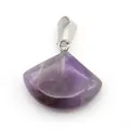 Gepolijste amethist hanger in waaiervorm met een elegante zilveren metalen sluiting - Amethist