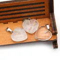 Set di tre ciondoli a cuore in quarzo trasparente con ganci in argento su panca di legno - Piccolo / Cristallo di rocca