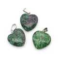 Pendente a cuore in pietra naturale rubino in zoisite con finitura lucida e gancio in metallo - Piccolo / Rubino Zoisite