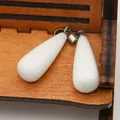 Coppia di ciondoli a goccia in pietra occhio di gatto bianco lucido con ganci in argento - A forma di goccia / Pietra Bianca