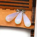 Tre ciondoli in pietra opalite a forma di goccia con chiusure in argento su legno - A forma di goccia / Opale