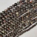 Vue macro de perles rondes en pierre naturelle avec textures minérales vertes et rouges - Agate Fleur (Mini)