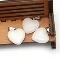 Tre ciondoli a cuore in pietra naturale bianca con ganci argento su panca di legno - Piccolo / Giada Bianca
