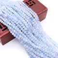 Tiras de cuentas de piedra natural azul claro facetadas en caja de madera retro - Aguamarina