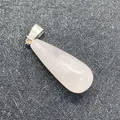 Polierter Rosenquarz-Anhänger in Tropfenform mit silberner Metallöse auf grauem Grund - Wassertropfen-Stil / Weißer Jade