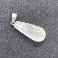 Durchscheinender weißer Quarz-Tropfenanhänger mit Silberöse auf strukturiertem Grund - Wassertropfen-Stil / Weiß Kristall