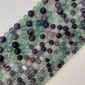 Makroaufnahme von 8-10 mm großen, natürlichen Fluorit-Perlen für DIY-Schmuckherstellung - Grüner Fluorit 10mm