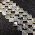 Perline a quadrifoglio in agata naturale grigio chiaro con finitura lucida - 12x12x5mm / Agata