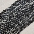 Vista macro di perle di labradorite lucida con riflessi blu su tessuto di lino - Vecchia vena blu