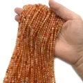 Gefacetteerde oranje edelsteen kralen voor DIY sieraden, in de hand gehouden voor schaal - Rode Agaat Nr. 2