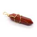 Zeshoekige rode jaspis hanger met goudkleurige draadwikkeling en natuursteenstructuur - Rode Steen Met Gouddraad