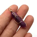 Handgemaakte zeshoekige amethist hanger met gouden draadwikkeling in de hand - 10x40mm / Amethist (nr. 6)
