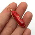 Handgemaakte rode stenen zeshoekige hanger met gouden draadwikkeling en textuur - 10x40mm / Rode Turkoois (nr. 8)