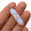 Opalite zeshoekig prisma hanger met gouden draadwikkeling en glanzende look - 10x40mm / Opaal