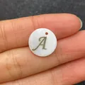 Pendentif disque en nacre naturelle avec lettre A dorée pour bijoux DIY - Lettre A