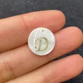 Pendentif rond en nacre naturelle avec lettre D dorée et diamètre de 15mm - Lettre D