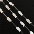 Perline di conchiglia in madreperla bianca a forma di pesce con finitura iridescente - Pesce (8x17mm)