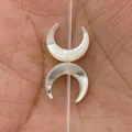 Paar 10mm weiße Perlmuttanhänger in Halbmondform mit natürlichem Perlmuttschimmer - 10mm / Weißer Stil (Stil 3)