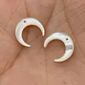 Zwei 10 mm halbmondförmige Anhänger aus natürlicher Muschel mit Perlmutteffekt auf der Hand - 10mm / Weißer Stil (Stil 4)