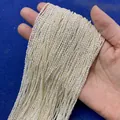 Vista dettagliata di piccoli fili di perle d'acqua dolce bianche a forma di riso - 1.8-2.2mm / Bianco