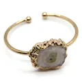 Brazalete abierto ajustable chapado en oro con una piedra de cristal de ágata natural única - Estilo Abierto Ajustable (D) / Amarillo