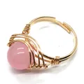 Anello artigianale in filo dorato con perla rotonda di cristallo rosa da 10mm - Quarzo rosa