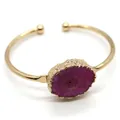 Bracciale a fascia aperta placcato oro regolabile con pietra di agata druzy magenta naturale - Rosa Rosso