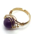 Bague artisanale avec perle de pierre violette de 10mm et monture en fil doré torsadé - Perle Violette (7)