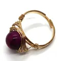 Bague artisanale en fil doré avec une grande perle ronde en pierre de jaspe violette - Perle Rouge Foncé (8)
