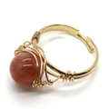 Bague artisanale en fil doré avec perle ronde en pierre tachetée orange et rose - Aventurine violette