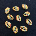 Set di 10 perline di conchiglia colorate con strisce rosse gialle e verdi per gioielli - Stile 23 (Righe Diagonali Multicolore) / Set da 20 Pezzi